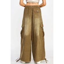 Load image into Gallery viewer, Mid Rise Waistband Balloon Cargo Pants with Pockets
