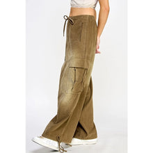 Load image into Gallery viewer, Mid Rise Waistband Balloon Cargo Pants with Pockets
