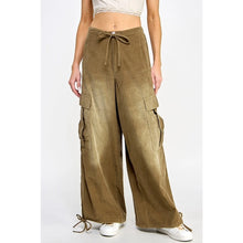 Load image into Gallery viewer, Mid Rise Waistband Balloon Cargo Pants with Pockets
